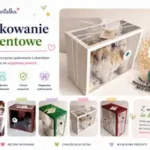 U gry po prawo, pudełeczko prezentowe z widocznym wewnątrz pieskiem, zrobionym na szydełku, na dole różne wersje kolorowych pudełeczek z maskotkami, wykonanymi w Elkapentelka.pl