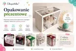 Kolorowe pudełeczka z okienkiem widoczne w nich ręcznie robione figurki pupil służące do wysyłki klientowi.